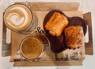 美味咖啡与烘焙点心组合