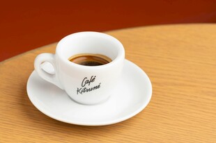 白色咖啡杯中的香浓咖啡