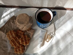 户外野餐的咖啡与华夫饼