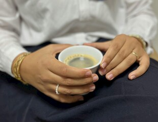 双手捧杯品茶的优雅瞬间