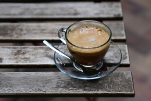 木桌上的一杯浓缩咖啡