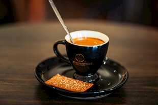 黑杯装热饮配精致小饼干