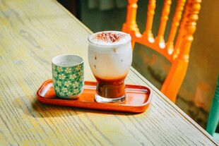复古风托盘上的特色饮品