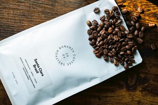 袋装咖啡豆与散落豆子