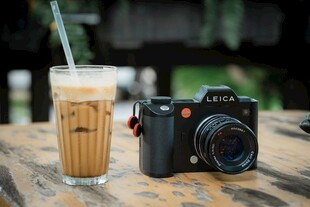 相机与冰咖啡的惬意时光