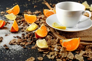 咖啡配橙片的惬意时光