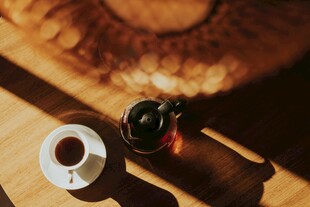 复古台灯与唱片的静谧时光