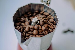 金属壶中的烘焙咖啡豆