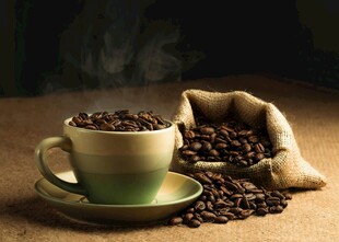 一杯咖啡与散落的咖啡豆