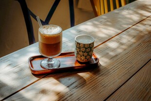 木质桌上的饮品与手机