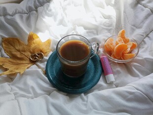 秋日窗边的温馨咖啡时光