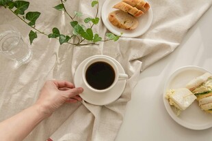 手捧咖啡的惬意早餐时光