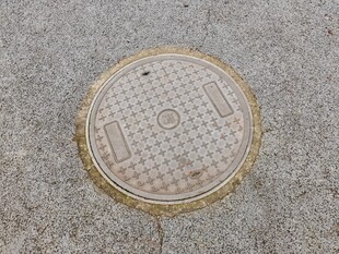 圆形井盖置于地面