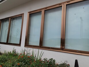 现代风格棕色框玻璃窗