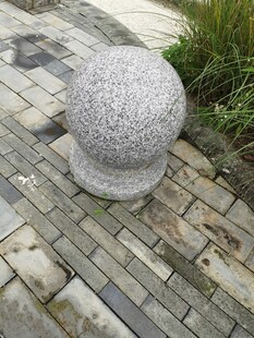 石球置于砖石铺就的路面