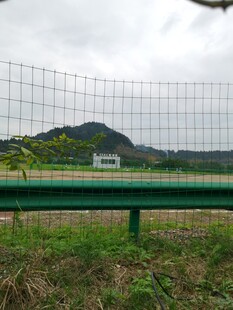 户外围栏旁的自然景致