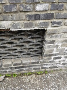 砖墙中的金属格栅通风口