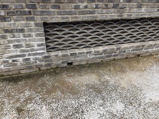 砖砌墙面的金属格栅装饰