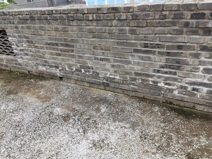 古老砖墙尽显岁月痕迹