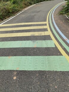 彩色条纹铺就的弯曲道路