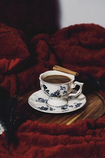 复古风茶杯置于红织物上