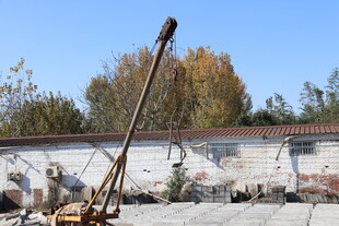 工地现场的老旧起重机