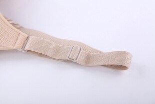 米色内衣肩带特写