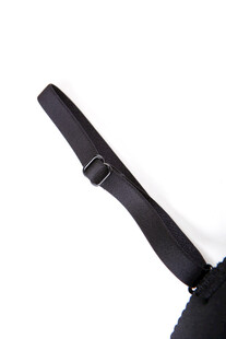 黑色背包肩带特写