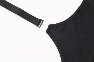 黑色背带衣物细节展示