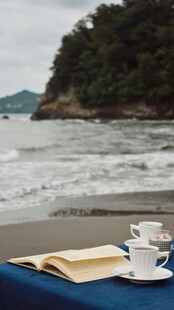 海边蓝桌配茶具惬意场景