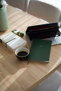 简约桌面文具办公用品摆放