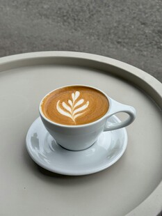 精致拉花咖啡置于托盘上