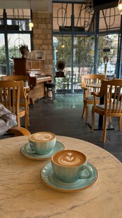 温馨咖啡馆内的静谧时光