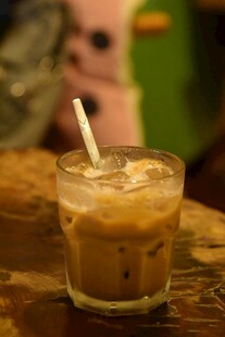 冰咖啡置于木质桌面上