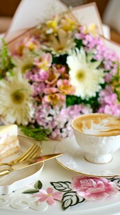 鲜花配咖啡的惬意时光