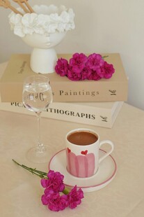 温馨粉色系咖啡与鲜花场景