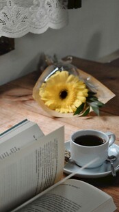 温馨午后咖啡与向日葵时光