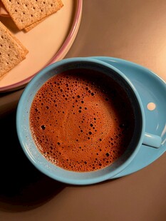 蓝色杯中的香浓热饮