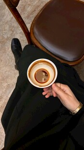 手持咖啡的惬意休闲时刻