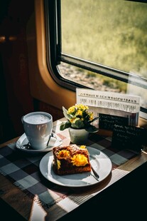 火车窗边的惬意早餐时光