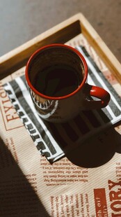 咖啡配报纸的惬意时光