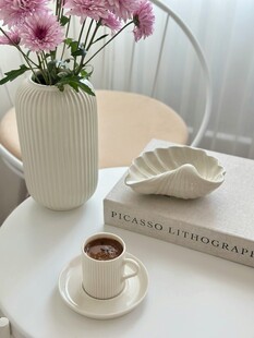 优雅室内咖啡与花卉景致