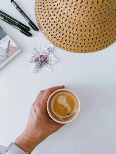 手捧咖啡的惬意生活瞬间