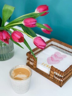 郁金香旁的咖啡与精致刺绣