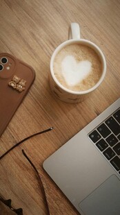 木质桌面的办公休闲场景