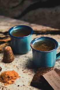 蓝色杯中的特色香料饮品