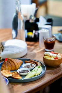 丰盛早餐摆于木桌