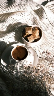 午后咖啡与点心的惬意时光