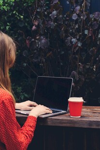 户外女子专注使用笔记本电脑