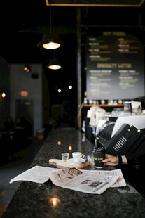 咖啡馆内专注阅读的人